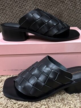 INTENTIONALLY BLANK Woven Leather Sandals Black Sz 7